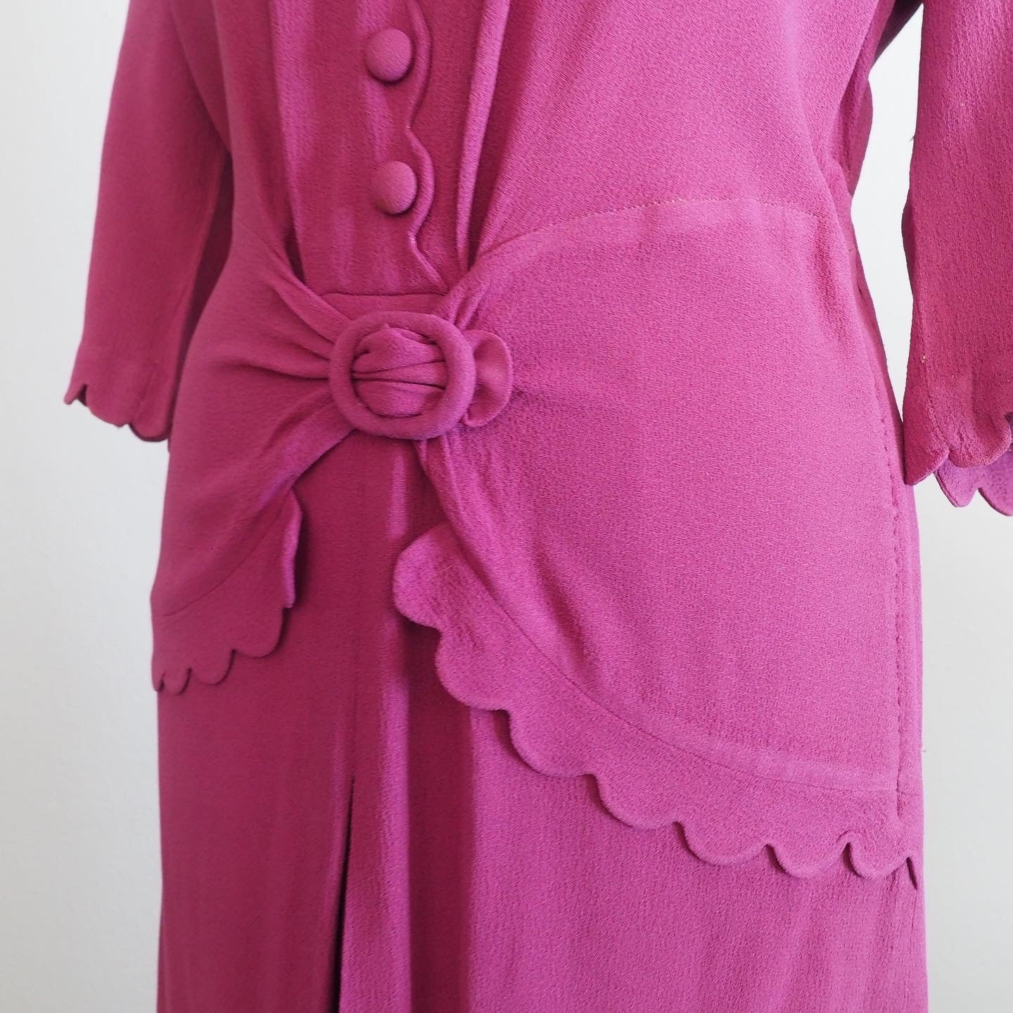 1940’s plum scallop trim dress—M/L