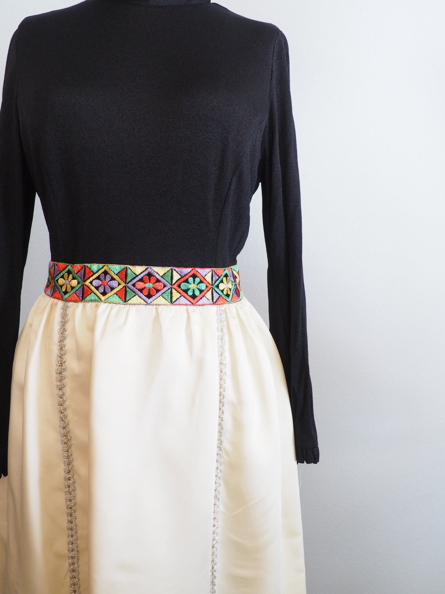 1970’s embroidered maxi dress—M/L