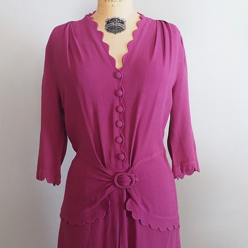 1940’s plum scallop trim dress—M/L