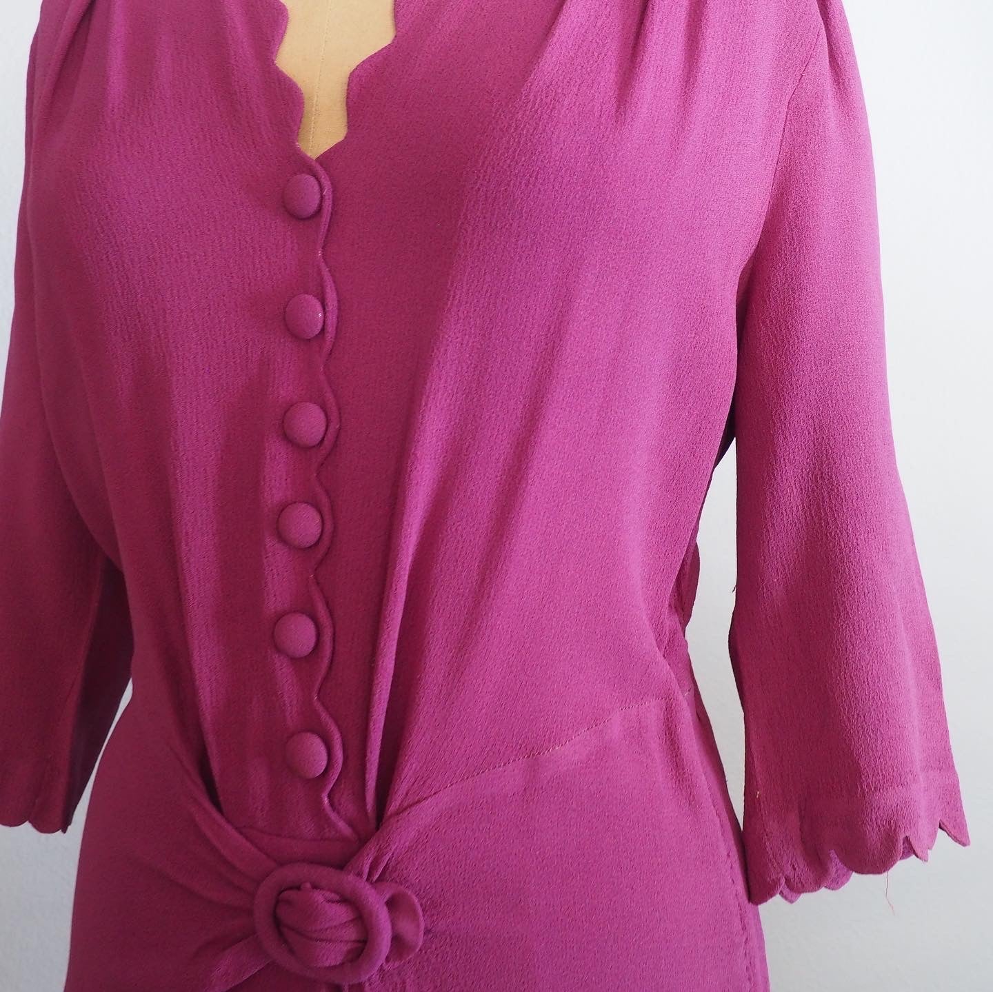 1940’s plum scallop trim dress—M/L