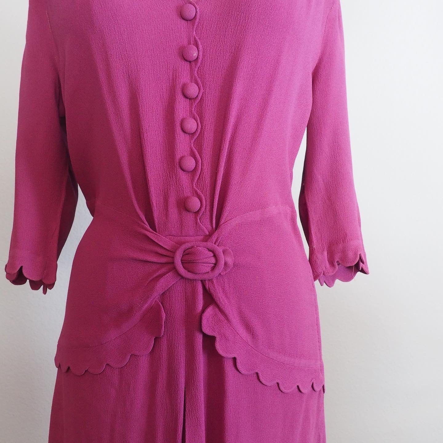 1940’s plum scallop trim dress—M/L