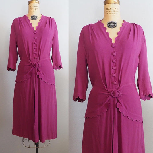 1940’s plum scallop trim dress—M/L