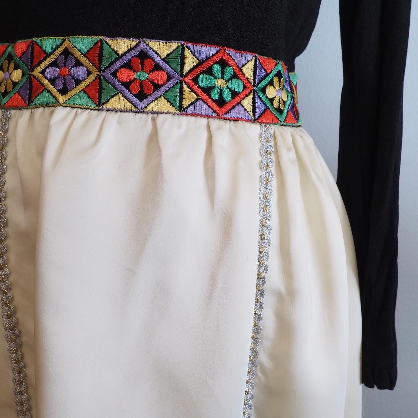 1970’s embroidered maxi dress—M/L